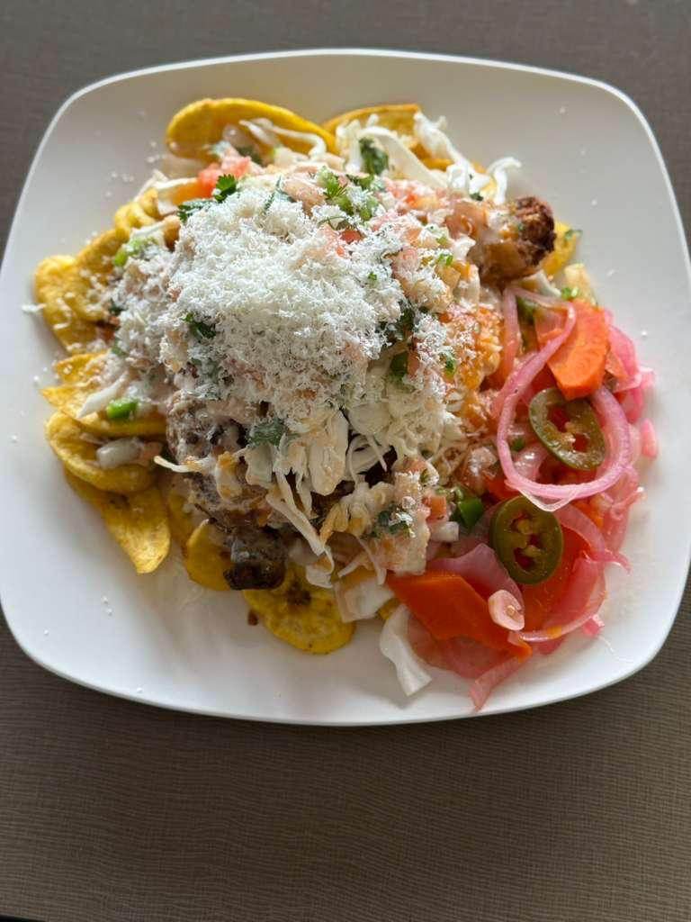 Pollo con Tajadas – Sabor Latino